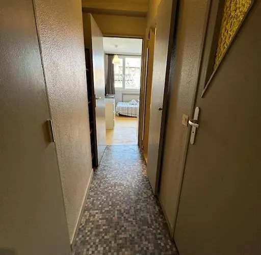 Au Centre De 5 *