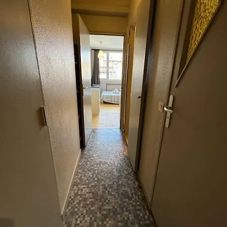 Au Centre De 5 *